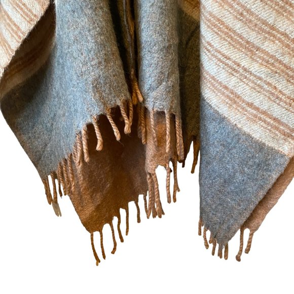 Vintage Monteza's Alpaca Cape Poncho Shawl Wrap Wooden Button At Neckline Sz Med - Picture 12 of 16